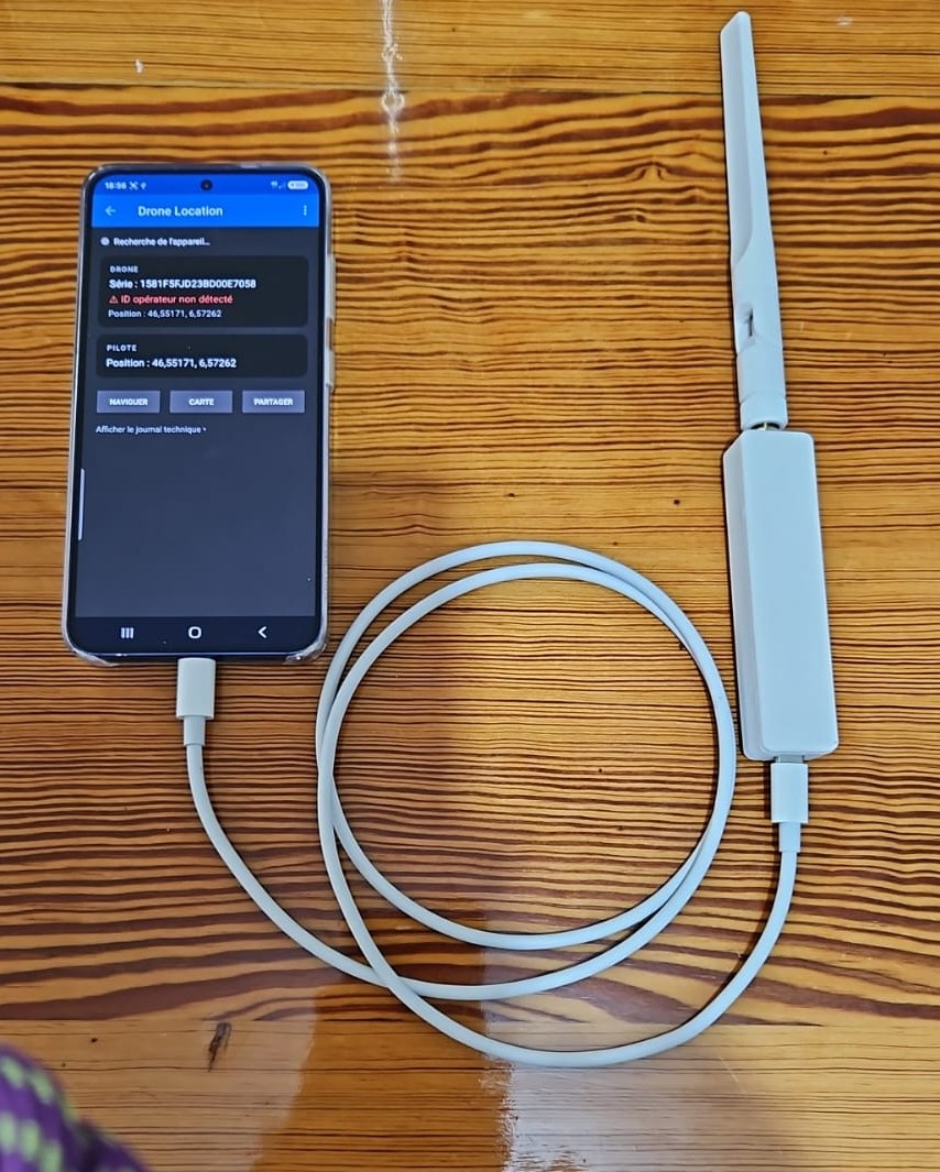 Vynexa portable Remote ID receiver connected to an Android service phone